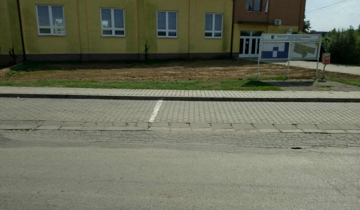 Aktuality / Sadové úpravy okolie kultúrneho domu v obci - foto