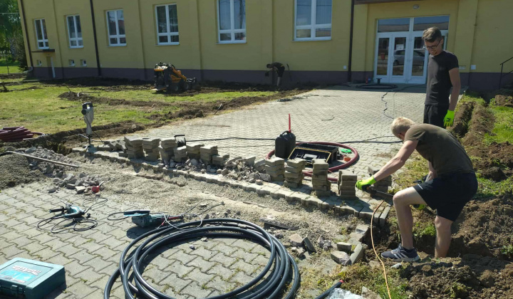 Aktuality / Sadové úpravy okolie kultúrneho domu v obci - foto