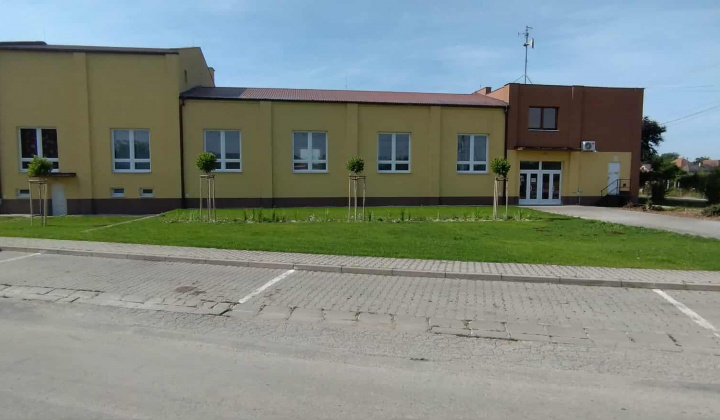Aktuality / Sadové úpravy okolie kultúrneho domu v obci - foto