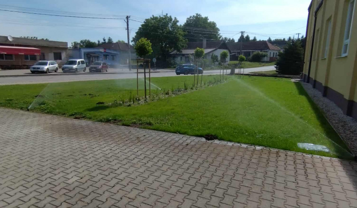 Aktuality / Sadové úpravy okolie kultúrneho domu v obci - foto