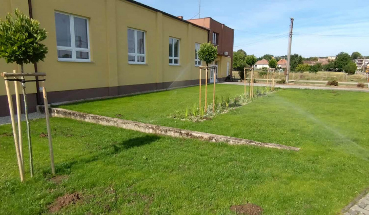 Aktuality / Sadové úpravy okolie kultúrneho domu v obci - foto